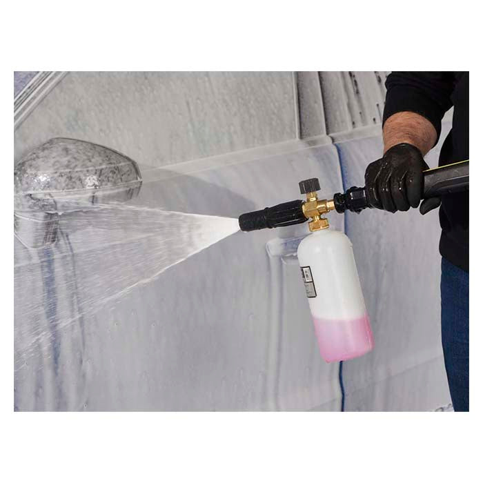 Mand bruger skumlanse til bilvask med Autoglym Polar Wash shampoo