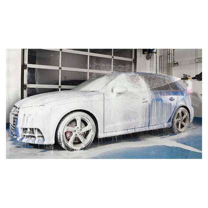 Audi bil dækket af tykt vaskeskum til bilvask med skumlanse.