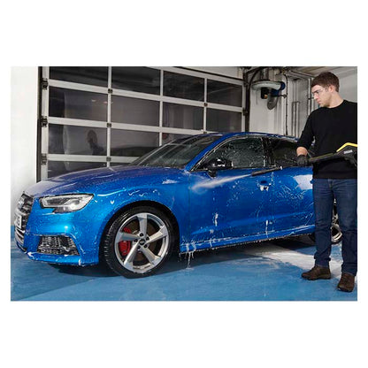 Mand vasker blå bil med skumlanse og Autoglym Polar Wash