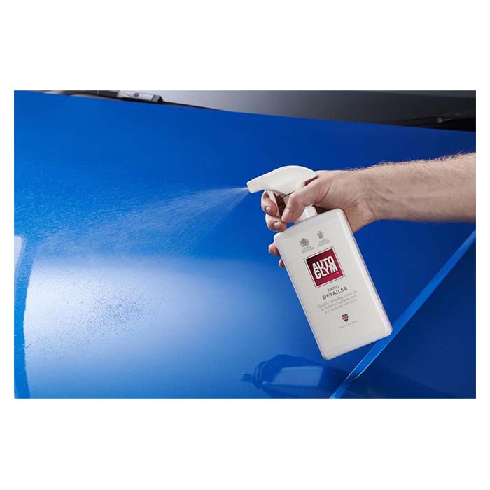 Anvendelse af Autoglym Rapid Detailer på en blå biloverflade