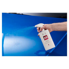 Anvendelse af Autoglym Rapid Detailer på en blå biloverflade