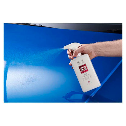 Anvendelse af Autoglym Rapid Detailer på en blå biloverflade