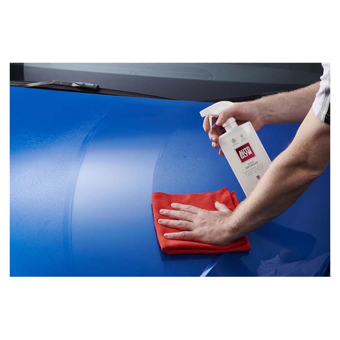 Autoglym Rapid Detailer glansgenopfrisker bruges på en blå bil med en mikrofiberklud