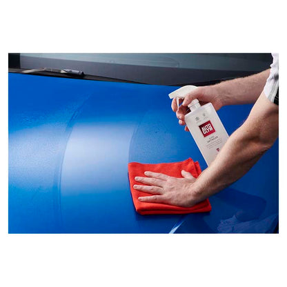 Autoglym Rapid Detailer glansgenopfrisker bruges på en blå bil med en mikrofiberklud