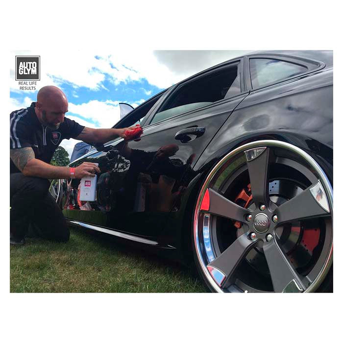 Mand påfører Autoglym Rapid Detailer til en sort bil