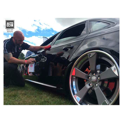 Mand påfører Autoglym Rapid Detailer til en sort bil