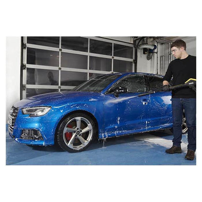 Mand vasker en skinnende blå bil med skumlanse og Autoglym Polar sæt
