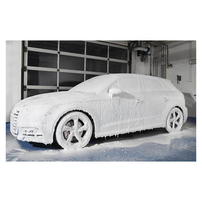 Bil dækket af tykt hvidt skum fra Autoglym Polarsæt</td>
