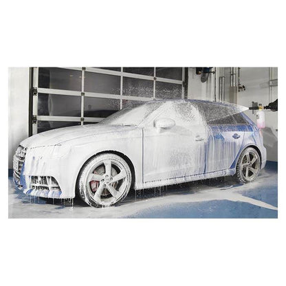 Bil dækket af skum fra Autoglym Polarsæt og skumlanse til Nilfisk.