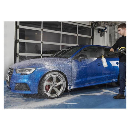 Mand vasker blå bil med skumlanse og Autoglym Polarsæt.