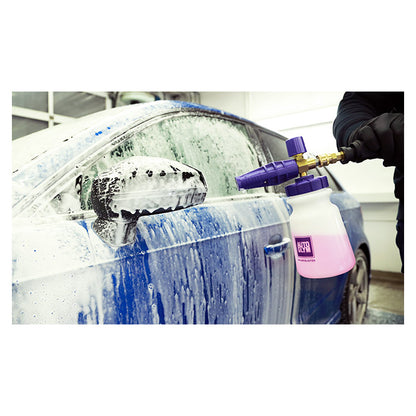 Autoglym Polar Blaster skumlanse laver tykt skum på blå bil