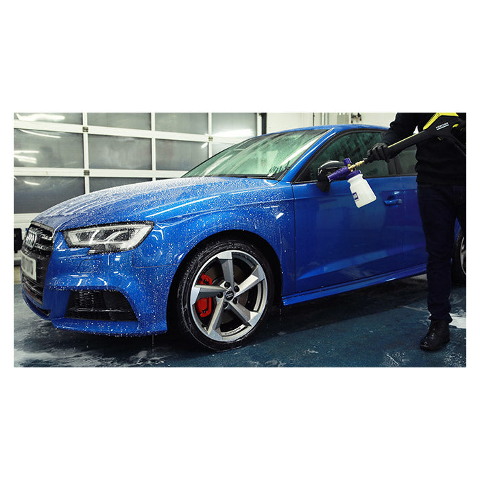 Autoglym Polar Blaster skumlanse laver tykt skum på blå bil.