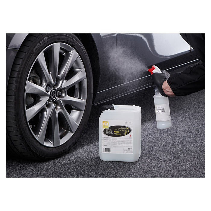 Autoglym Instant Ceramic Coating sprøjtes på en sort bil