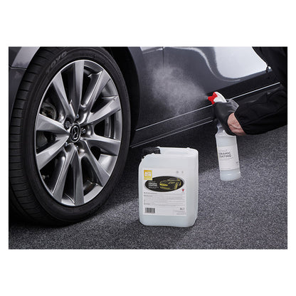 Autoglym Instant Ceramic Coating sprøjtes på en sort bil