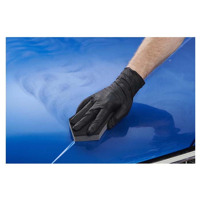 Autoglym Super Resin Polish påføres med svamp på blå billak