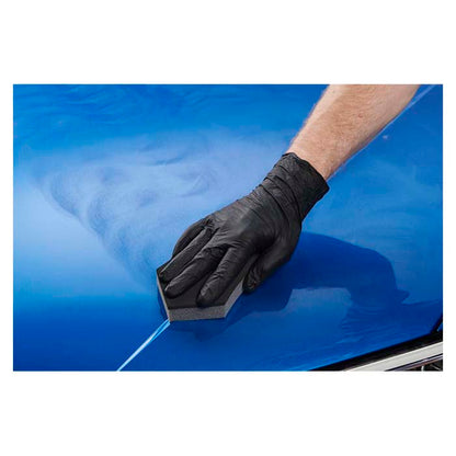 Autoglym Super Resin Polish påføres med svamp på blå billak