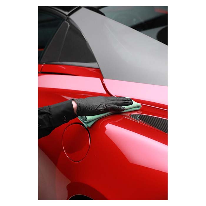 Autoglym UHD Ceramic Coating påføres en rød bil med mikrofiberklud