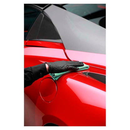 Autoglym UHD Ceramic Coating påføres en rød bil med mikrofiberklud