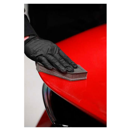 Autoglym UHD Ceramic Coating påføres på rød bil for ultimativ lakbeskyttelse