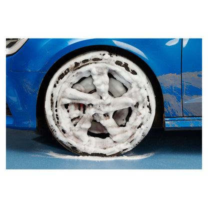 Autoglym fælgrens mousse påføres bilhjul til rengøring af fælgen