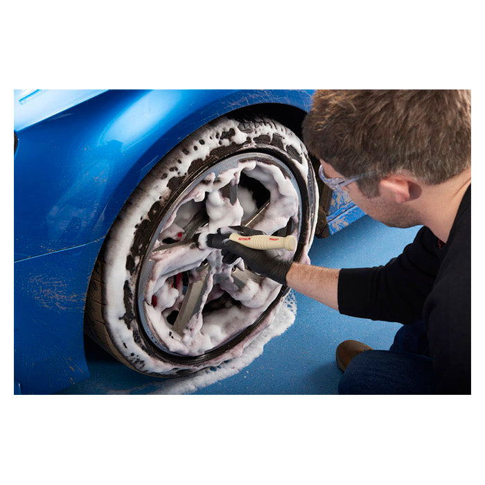 Autoglym Wheel Cleaning Mousse, mand renser bilfælg med børste