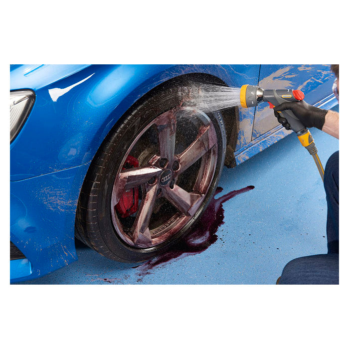 Vask af bilfælge med fælgrens og vandstråle af Autoglym