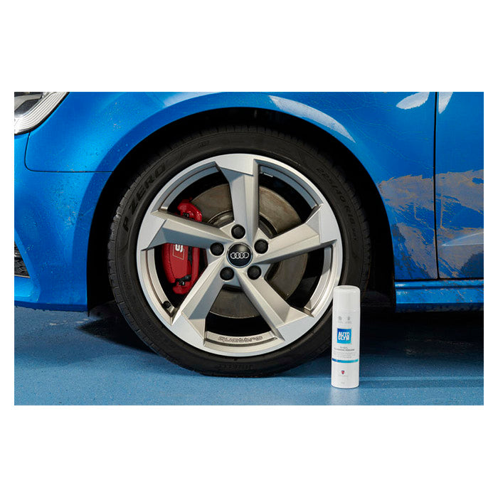 Autoglym hjulrenser mousse på gulvet ved blå bil og beskidte hjul