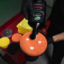 Turtle Wax Hybrid Solutions Pro Compound påføres poleringspuden.