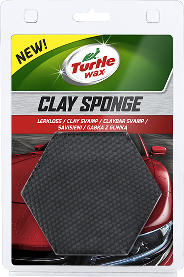 Turtle Wax Clay Sponge lersvamp til bilrengøring på en rød bil