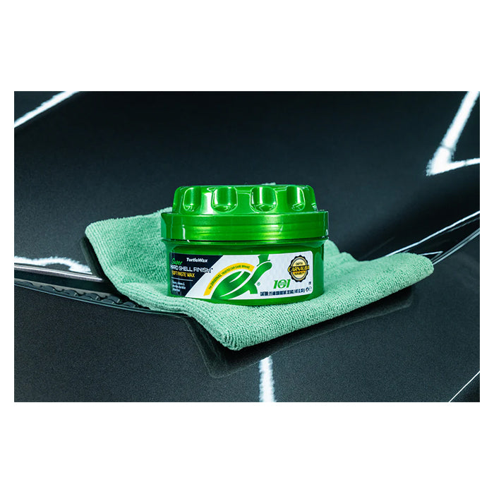 Turtle Wax Super Hard Shell blikvoks på grøn mikrofiberklud
