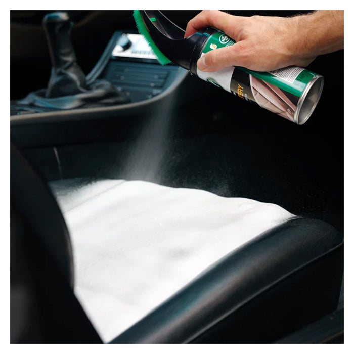 Turtle Wax Power Out rengøringsskum sprøjtes på bilsæde