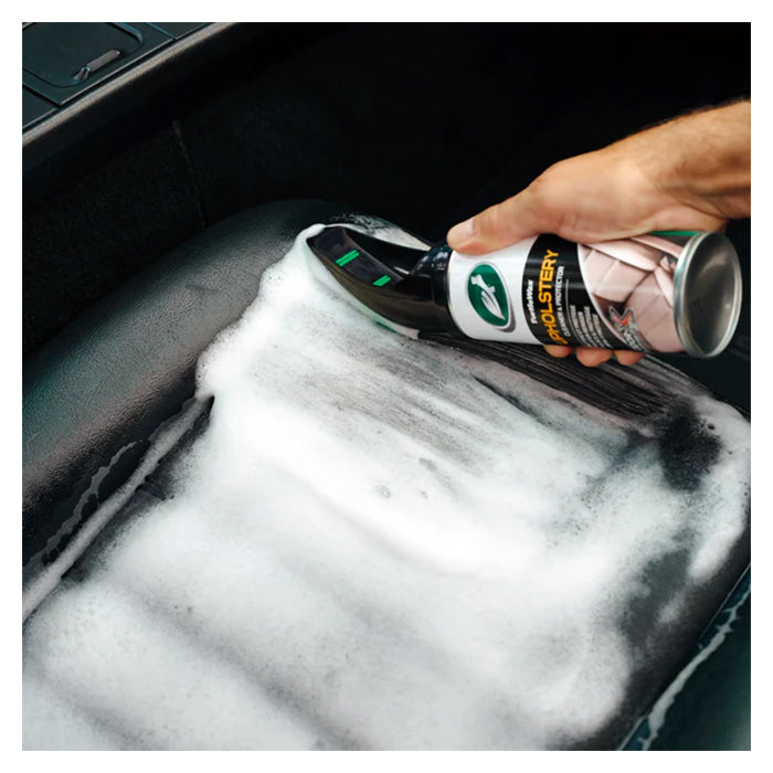 Turtle Wax Power Out Textile Clean & Protect anført på et bilsæde