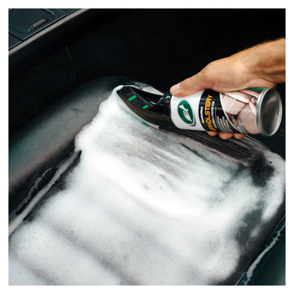 Turtle Wax Power Out Textile Clean & Protect anført på et bilsæde