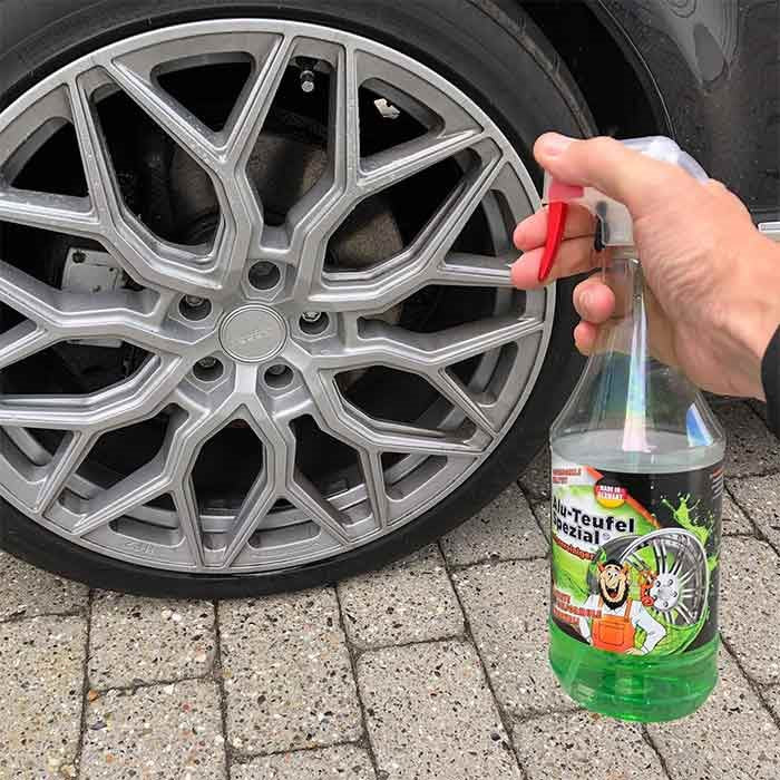 Sprayer Tuga Alu-Devil Speciel fælgrens på en snavset bilfælg.
