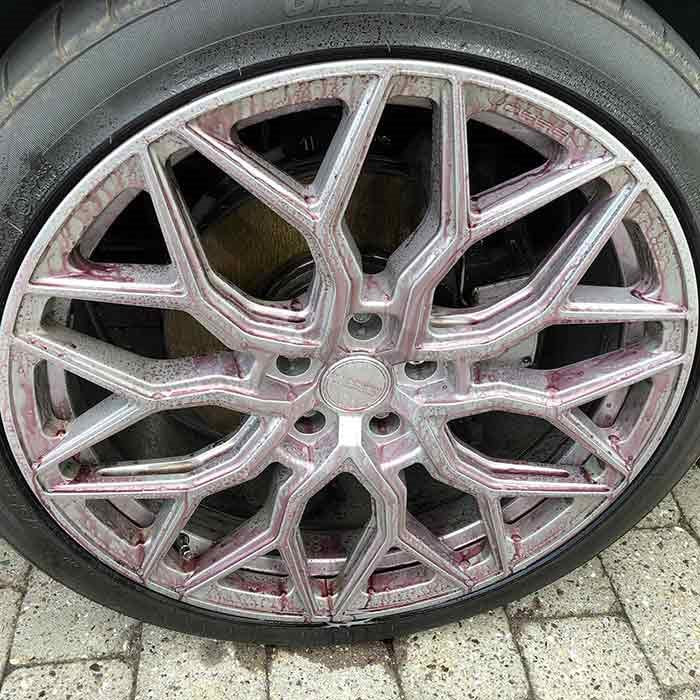 Fælg med pink farveindikator fra Tuga fælgrens på bilhjul