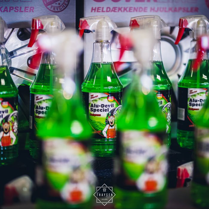Detailbillede af flere flasker Tuga Alu-Devil Speciel fælgrens i butikshylden