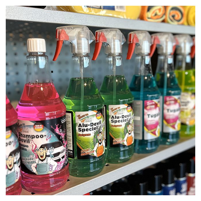 Tuga bilplejeprodukter på en hylde inklusive Alu-Devil fælgrens