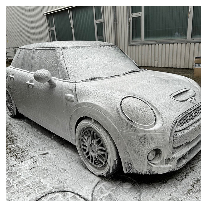Tuga Shampoo-Devil autoshampoo der dækker bil i tykt hvidt skum