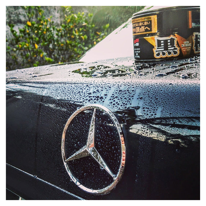 Sort bil med Mercedes-logo, vandperler og Soft99 Extreme Gloss Black Hard Wax