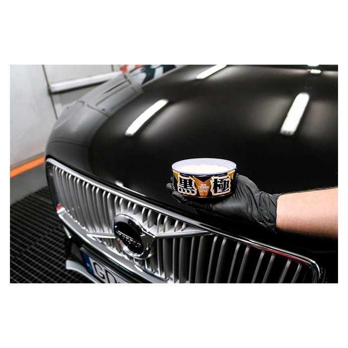 Soft99 Extreme Gloss Black Hard Wax beholder på sort billak