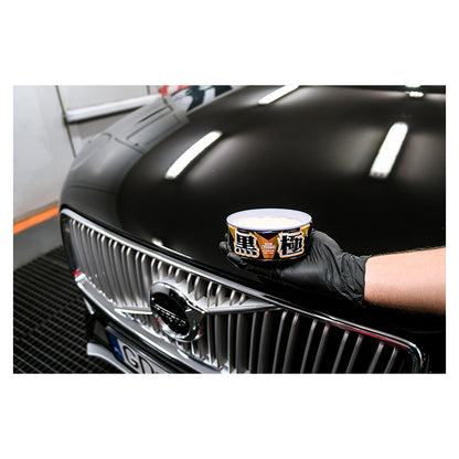 Soft99 Extreme Gloss Black Hard Wax beholder på sort billak