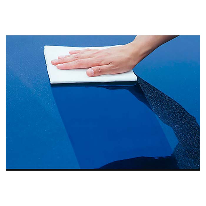 Hånd med vaskeserviet rengør bil: før og efter glans.