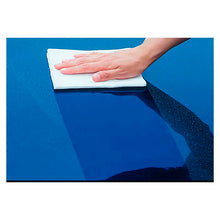 Hånd med vaskeserviet rengør bil: før og efter glans.