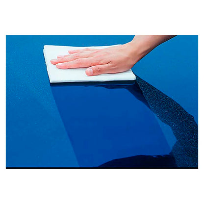 Hånd med vaskeserviet rengør bil: før og efter glans.