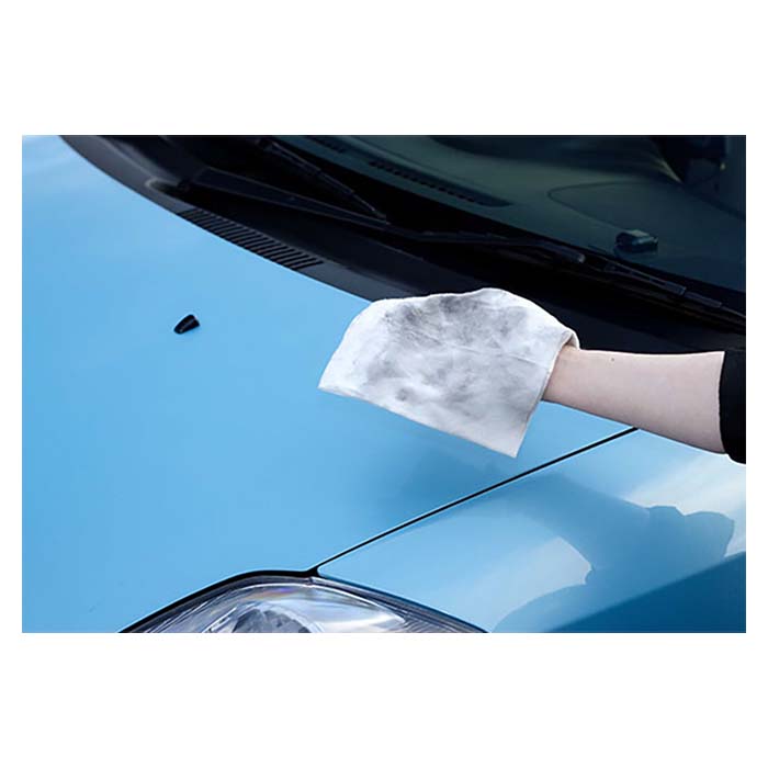 Hånd tørrer bilens kølerhjelm med Soft99 Fukupika Wash & Wax renseserviet