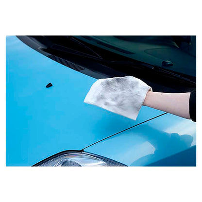 Hånd tørrer bilens kølerhjelm med Soft99 Fukupika Wash & Wax renseserviet