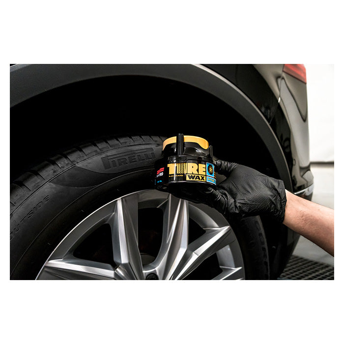 Soft99 Tire Black Wax produkt bruges på sort bildæk fornyer.