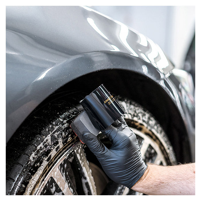Soft99 Digloss Kamitore dækbørste i brug på bildæk med sæbe