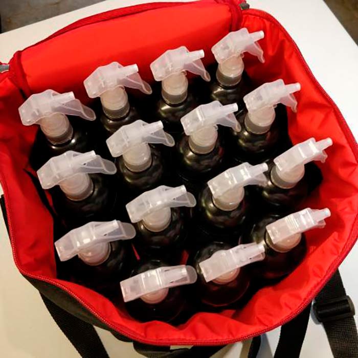 Soft99 Detailing Bag fyldt med sorte sprayflasker