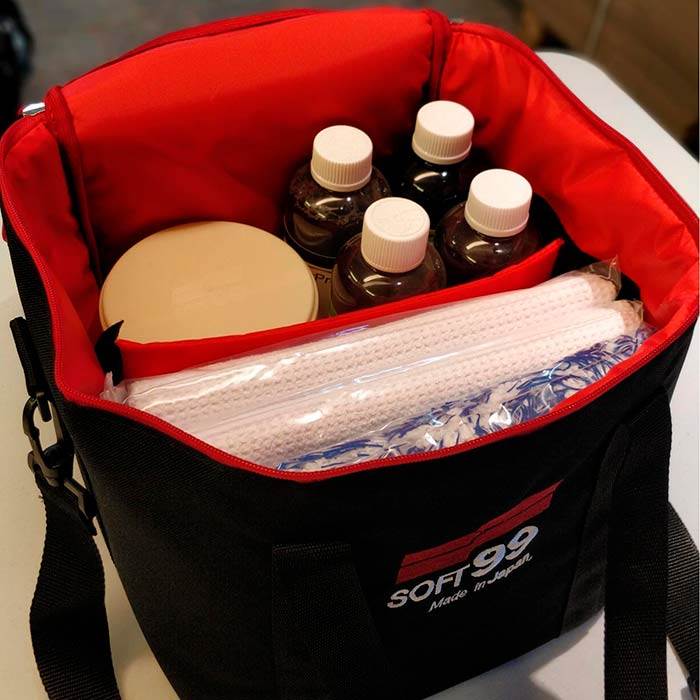 Soft99 Detailing Bag med bilplejeprodukter til biltræf og opbevaring